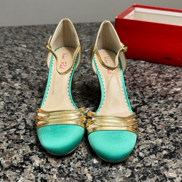 Violet & Red women’s Gold and Green Heels NWT 8 - Picture 6 of 15